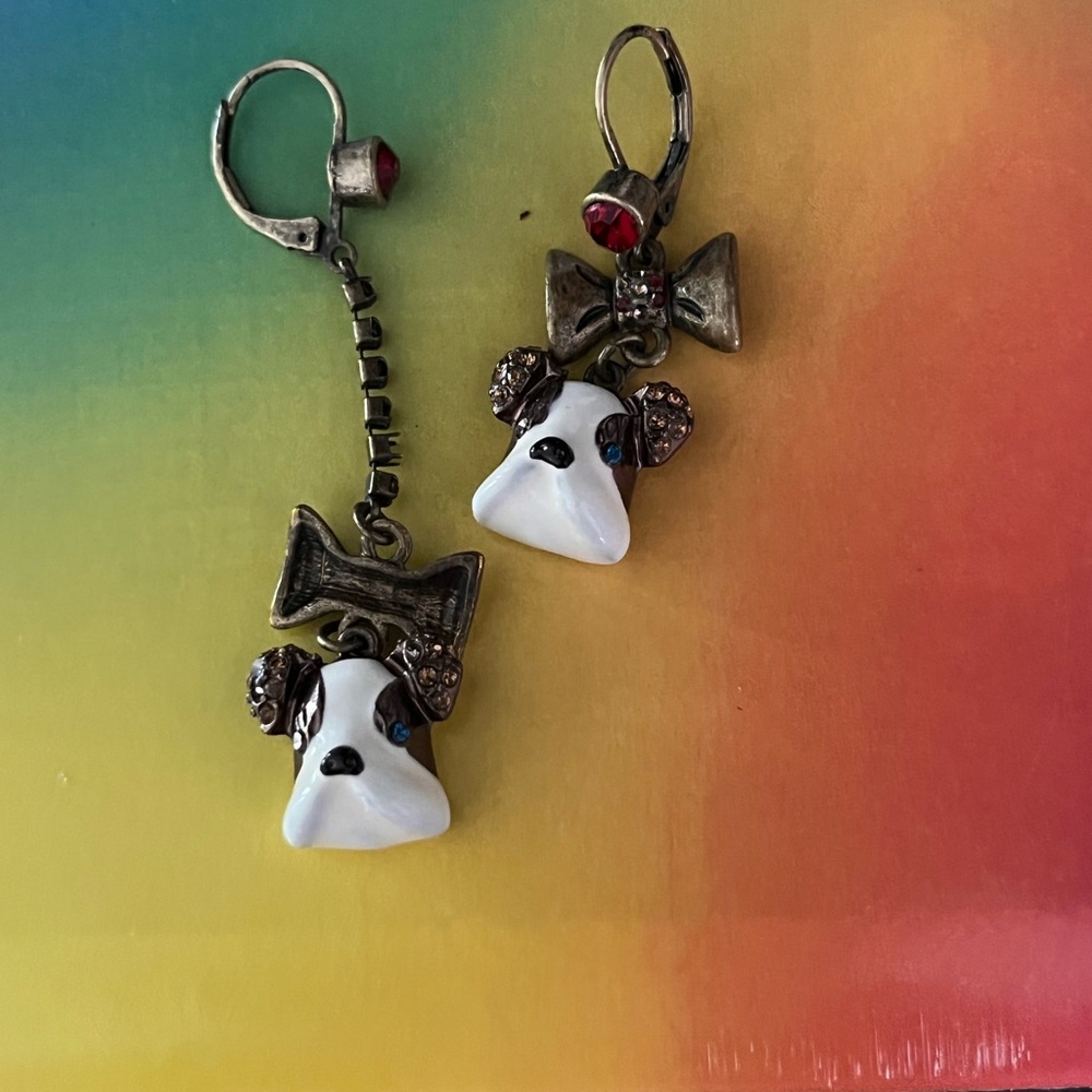 Betsy Johnson of course🦩Dog Face Drop Earrings in White and Antique Gold Tone